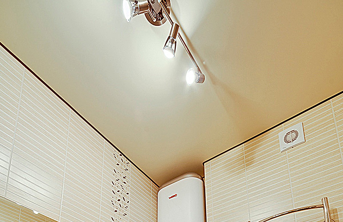 Бежевый матовый натяжной потолок в ванной