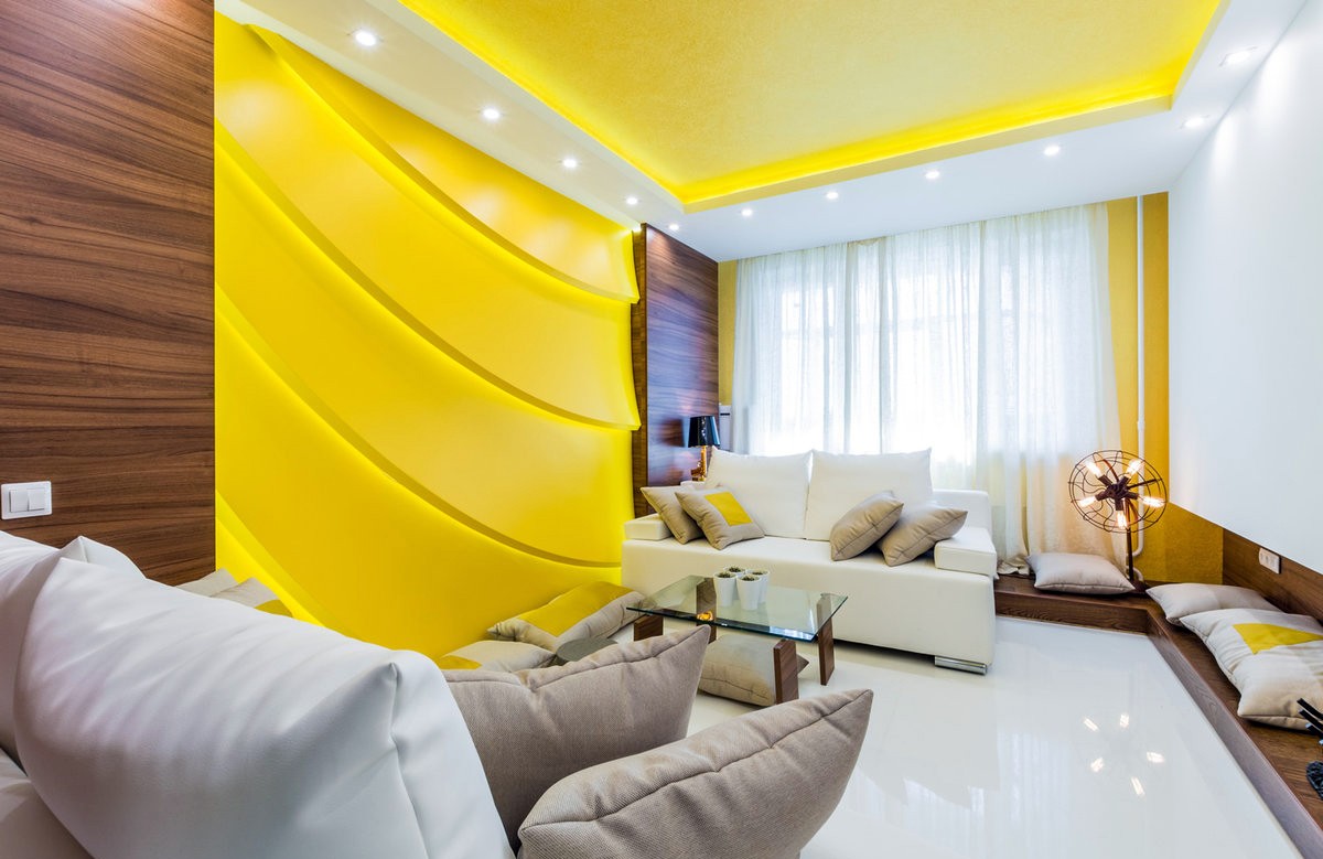 Жёлтый матовый натяжной потолок в коробе из гипсокартона в гостиной