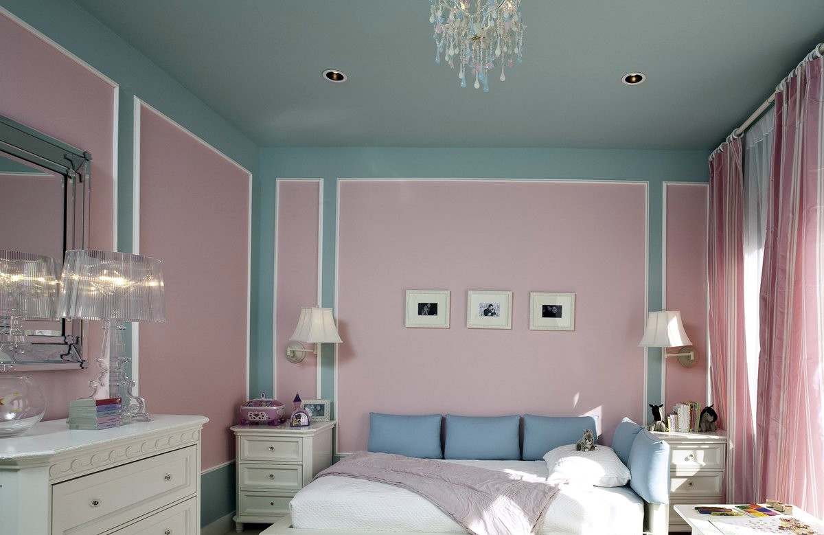 Бирюзовый матовый натяжной потолок в спальне со светильниками и люстрой