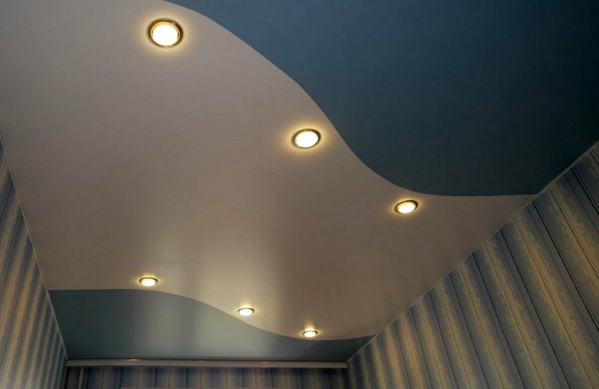Двухцветный матовый натяжной потолок со светильниками