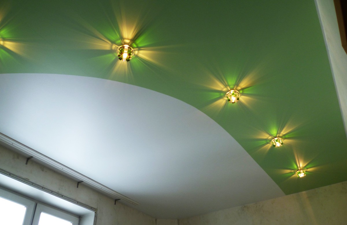 Бело-зелёный матовый натяжной потолок со светильниками