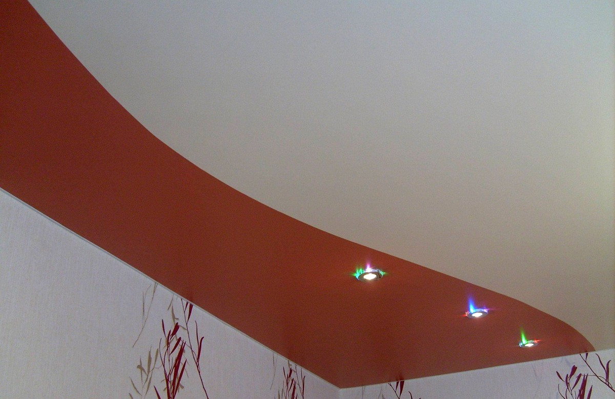 Бело-красный матовый натяжной потолок со светильниками