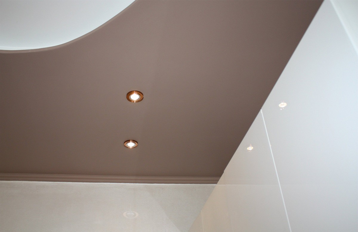 Коричневый матовый двухуровневый натяжной потолок со светильниками