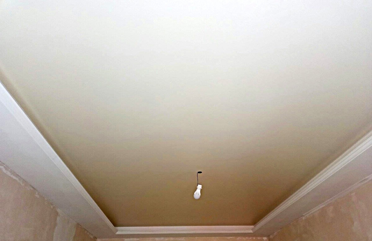 Матовый натяжной потолок молочного цвета в гипсокартонном коробе в комнате