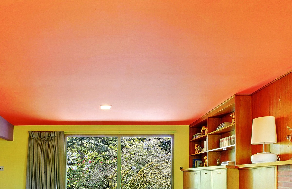 Оранжевый матовый натяжной потолок в комнате
