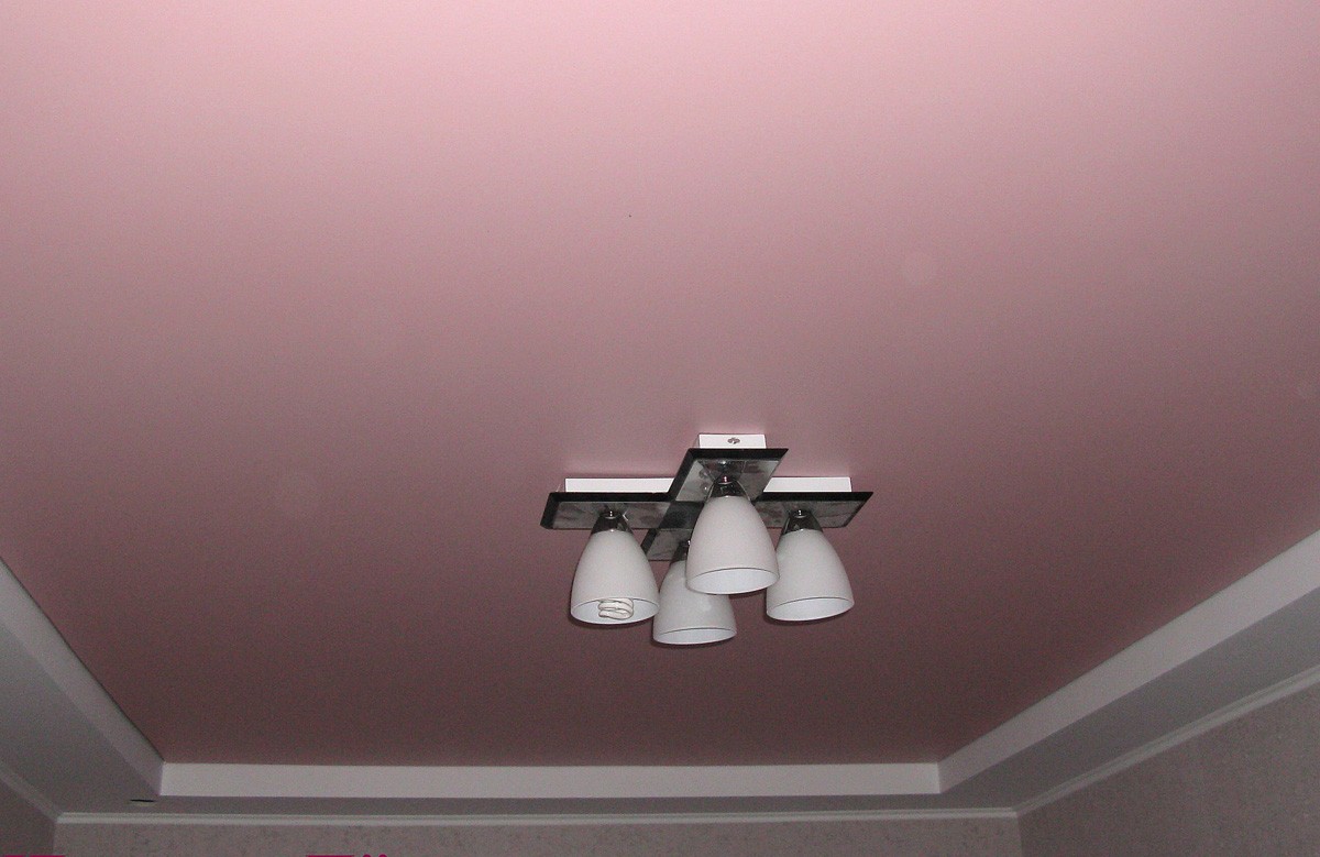 Розовый матовый натяжной потолок в гипсокартонном коробе с люстрой