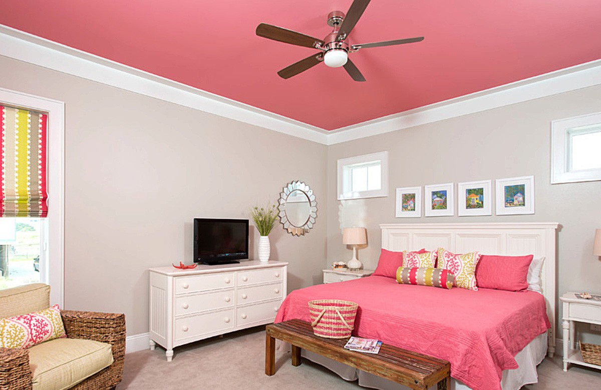 Розовый матовый натяжной потолок в гипсокартонном коробе в спальне