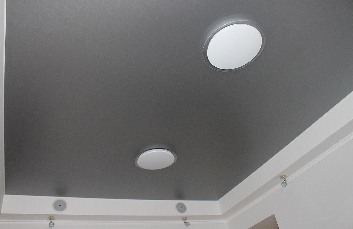 Серый матовый натяжной потолок со светильниками в коробке из гипсокартона