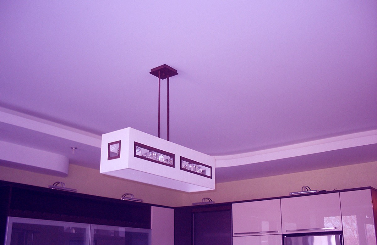 Сиреневый матовый натяжной потолок в кухне