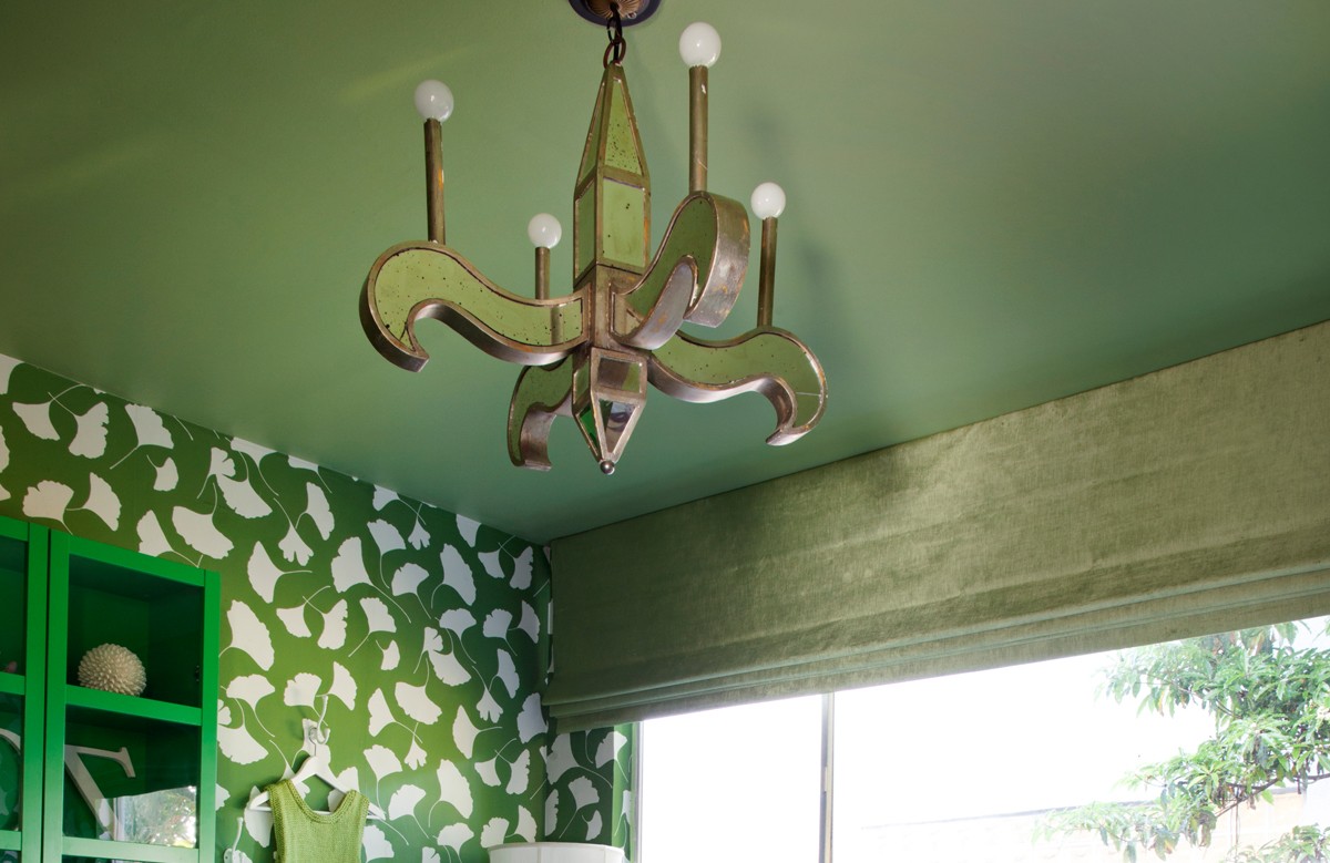 Зелёный матовый натяжной потолок с люстрой в кухне