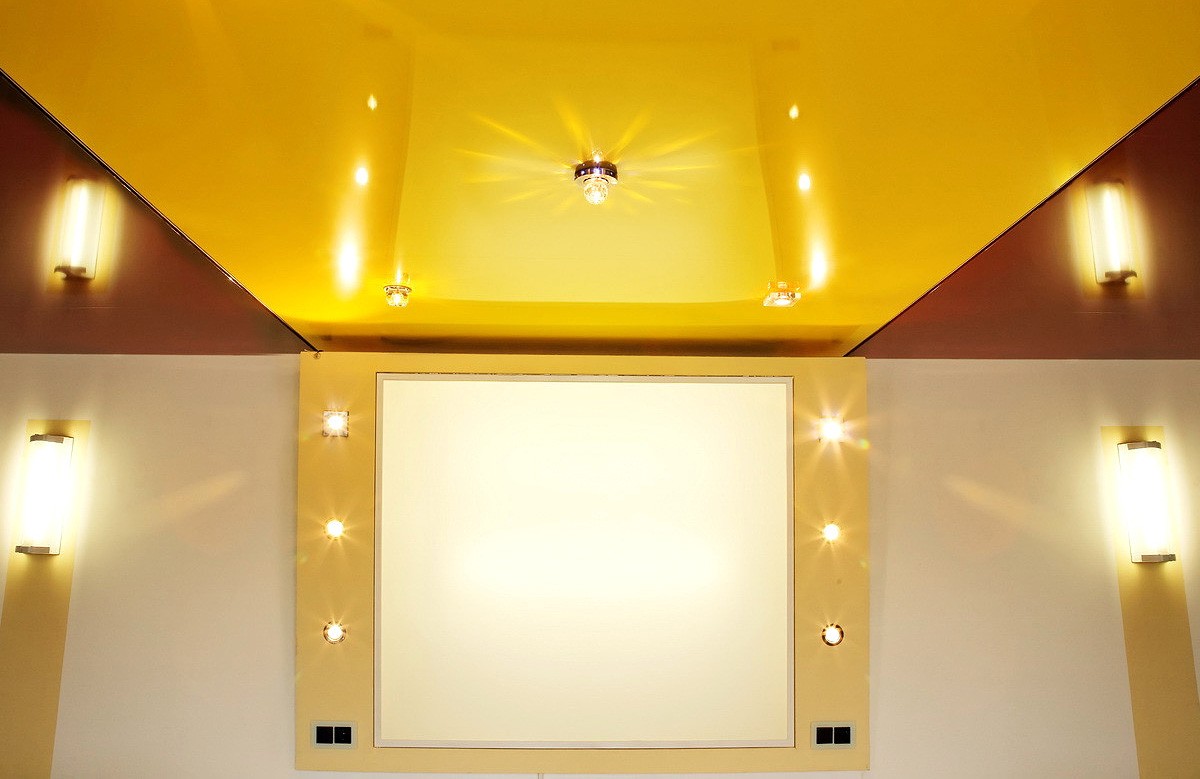 Жёлтый глянцевый натяжной потолок со светильниками