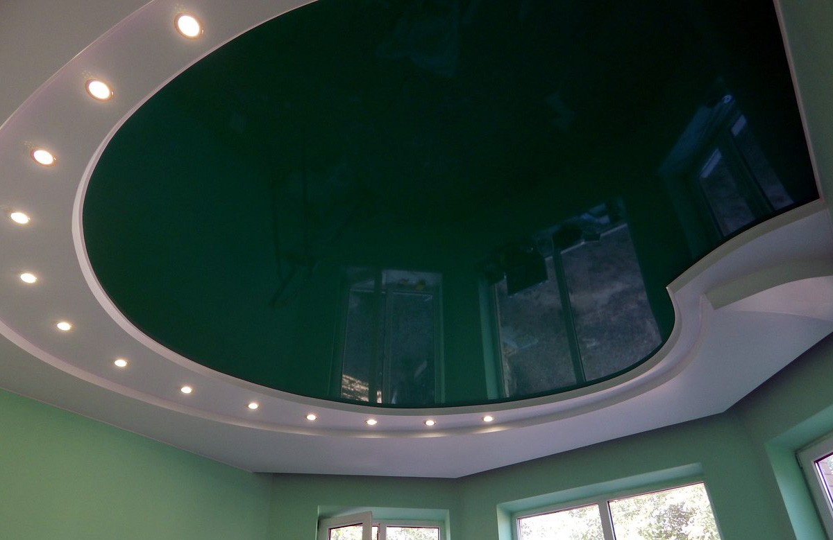Зелёный глянцевый натяжной потолок в гипсокартонном коробе