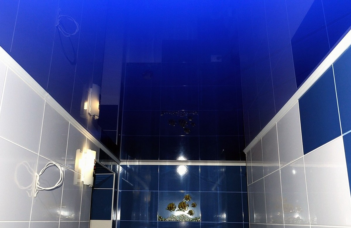Синий глянцевый натяжной потолок в ванной