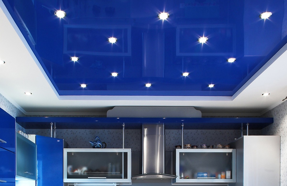 Синий глянцевый двухуровневый натяжной потолок со светильниками в кухне
