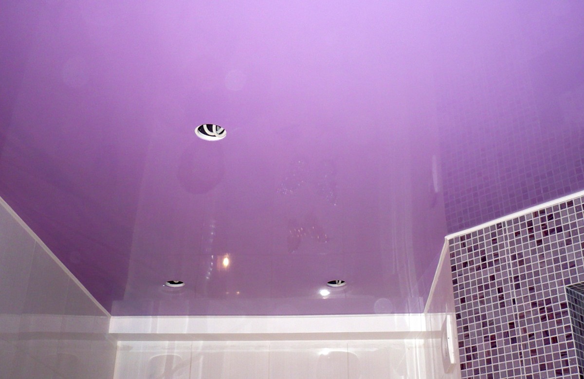 Сиреневый глянцевый натяжной потолок в ванной