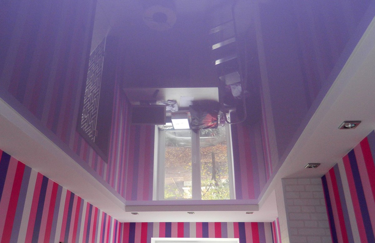 Сиреневый глянцевый двухуровневый натяжной потолок со светильниками