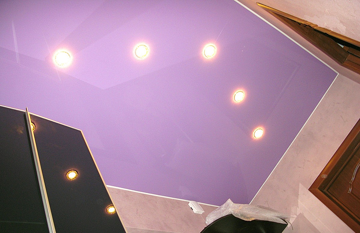 Сиреневый глянцевый натяжной потолок с пятью светильниками