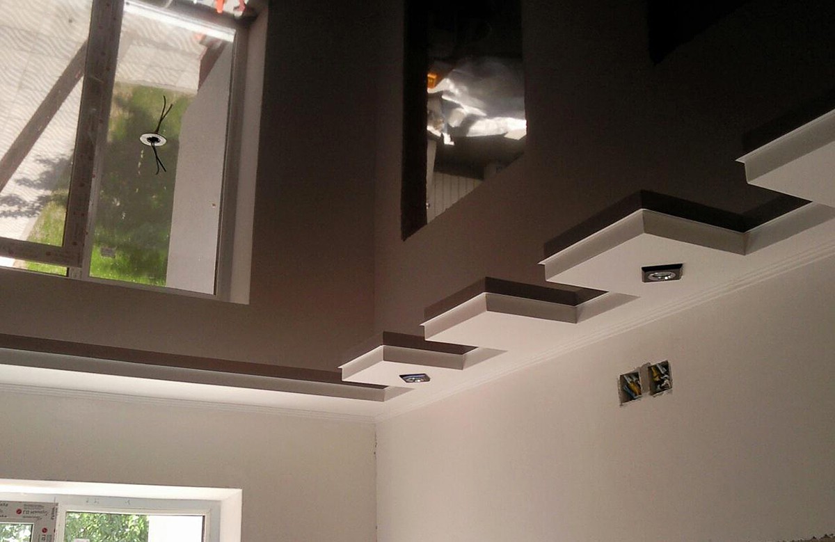 Коричневый глянцевый натяжной потолок в коробе из гипсокартона