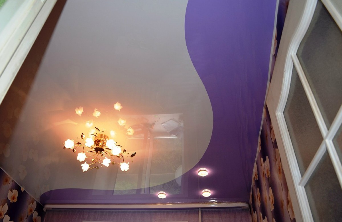 Двухцветный глянцевый натяжной потолок со светильниками и люстрой