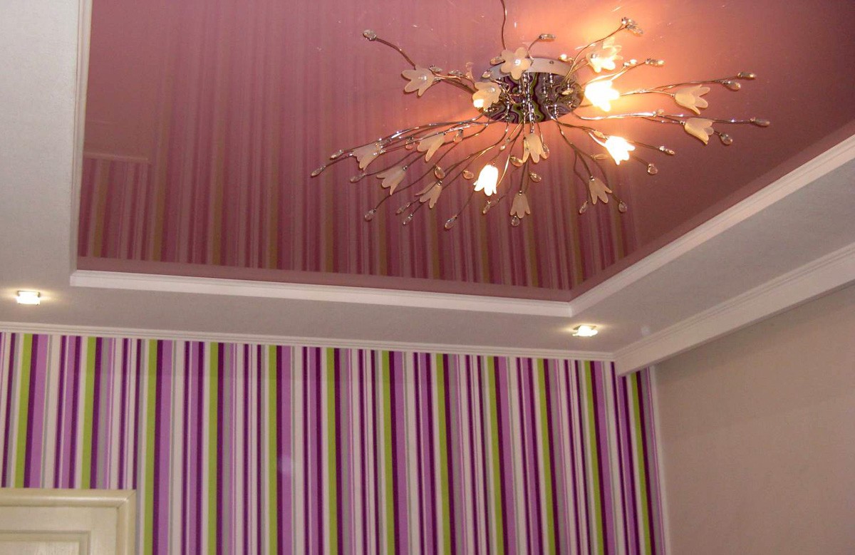 Перламутрово-розовый глянцевый натяжной потолок в коробе из гипсокартона