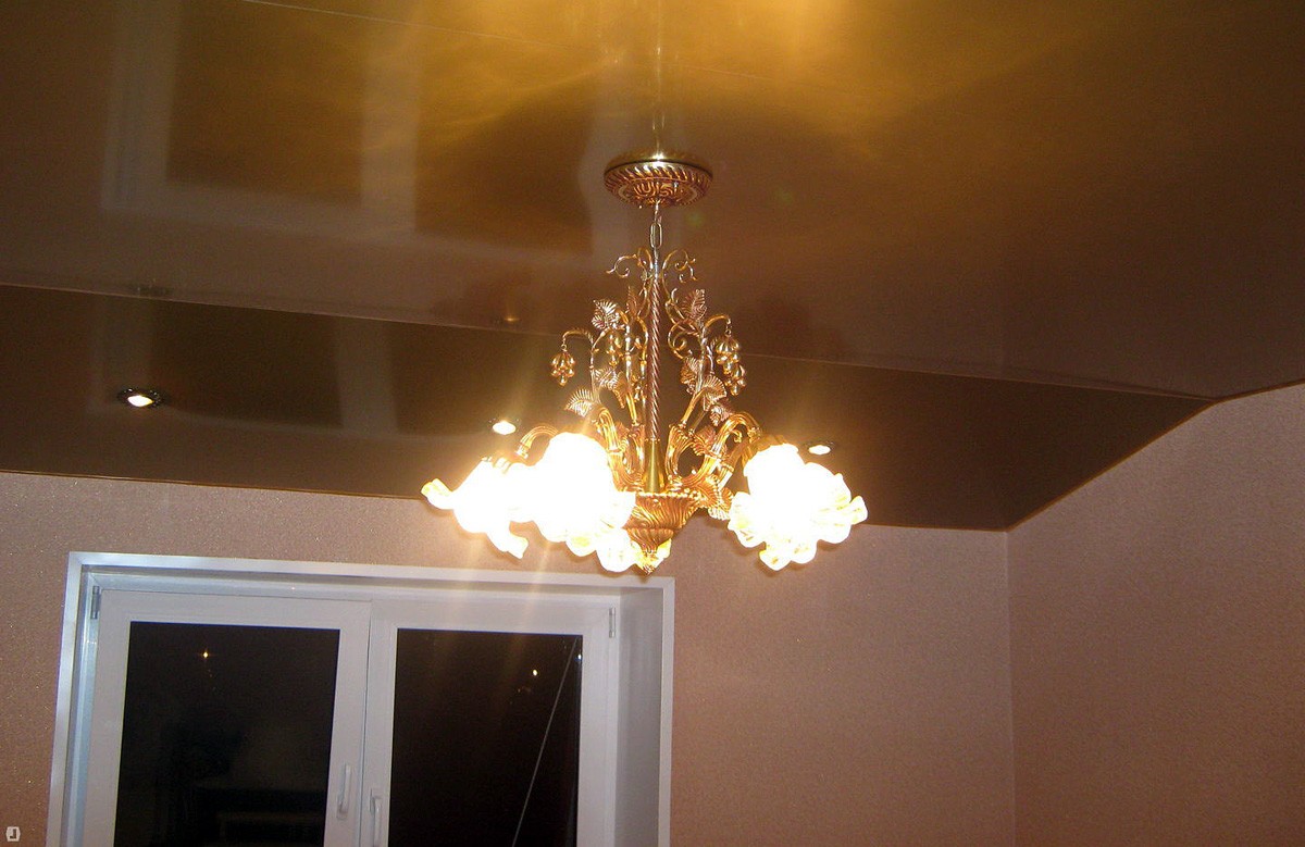 Золотой глянцевый натяжной потолок с люстрой и светильниками
