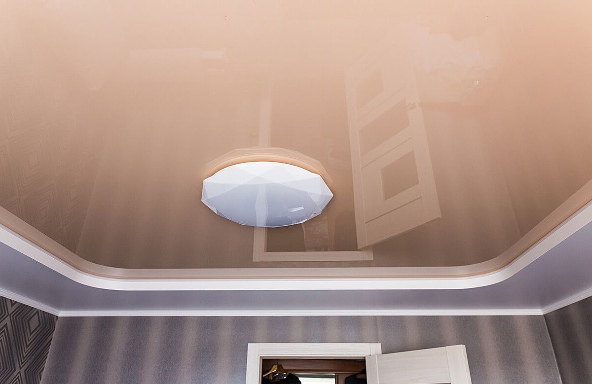 Глянцевый двухуровневый натяжной потолок цвета кофе с молоком