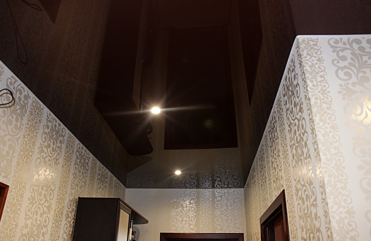 Глянцевый натяжной потолок цвета кофе в коридоре