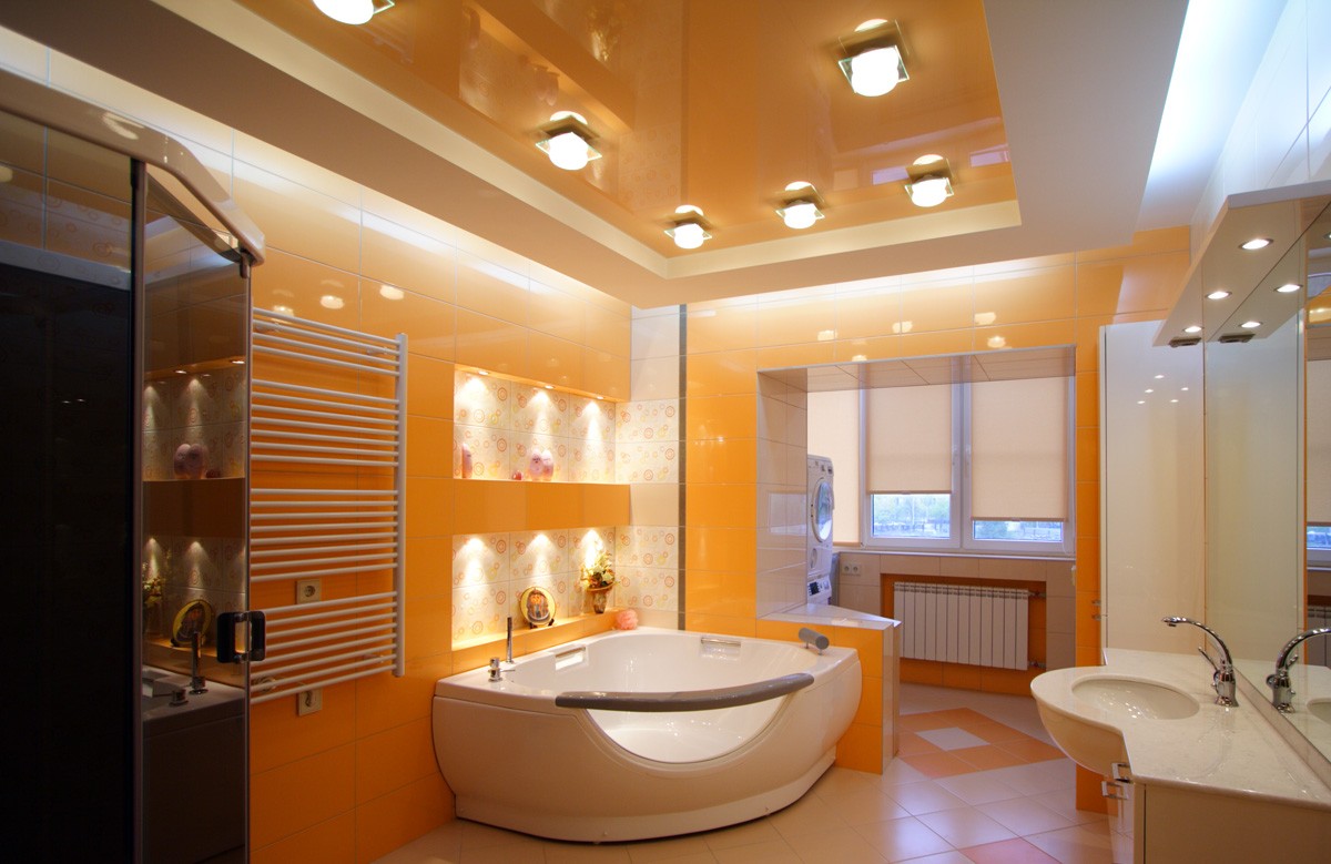 Оранжевый глянцевый натяжной потолок в ванной