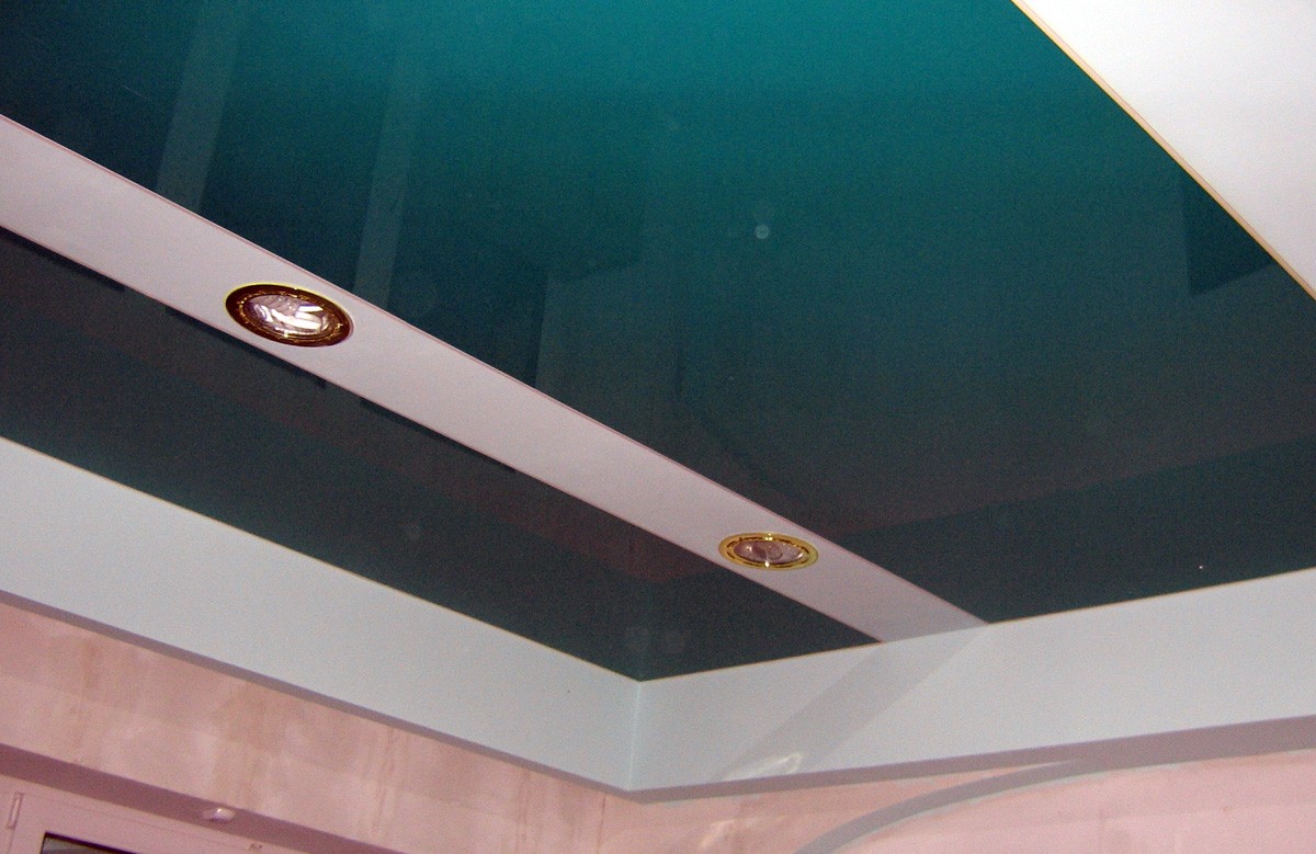Бирюзовый глянцевый натяжной потолок в коробе из гипсокартона