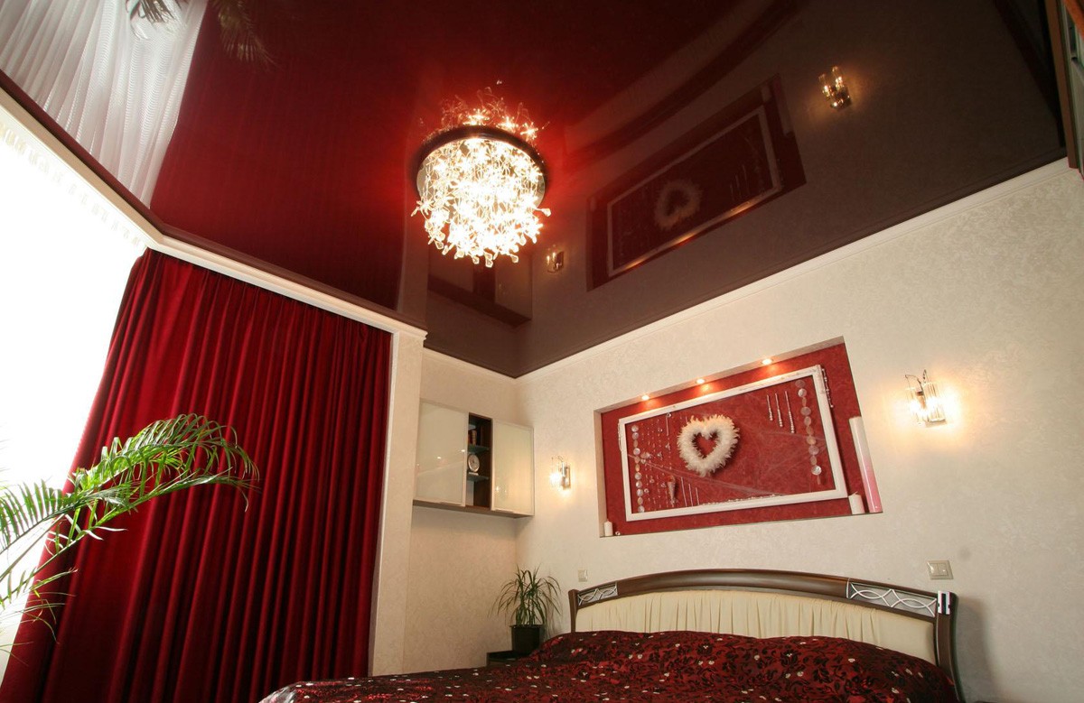 Бордовый глянцевый натяжной потолок в спальне
