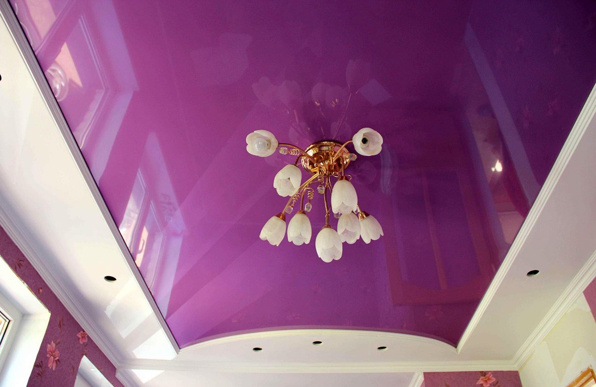 Лиловый глянцевый натяжной потолок в коробе из гипсокартона