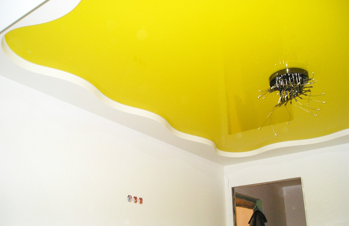 Лимонный глянцевый натяжной потолок в коробе из гипсокартона