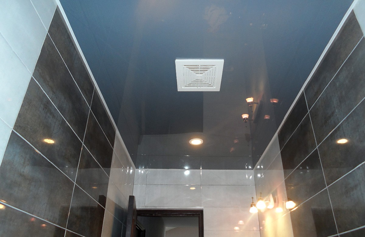Серый глянцевый натяжной потолок в ванной