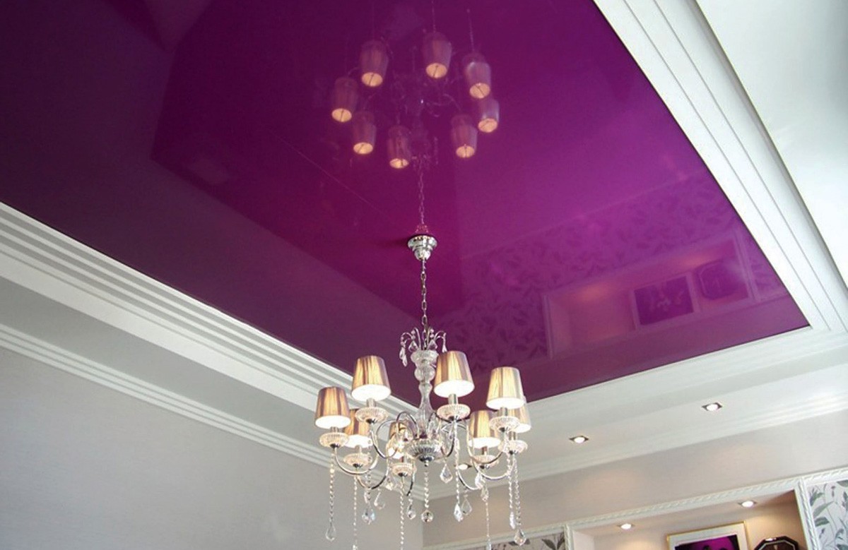 Баклажанный глянцевый натяжной потолок с люстрой в коробе из гипсокартона со светильниками