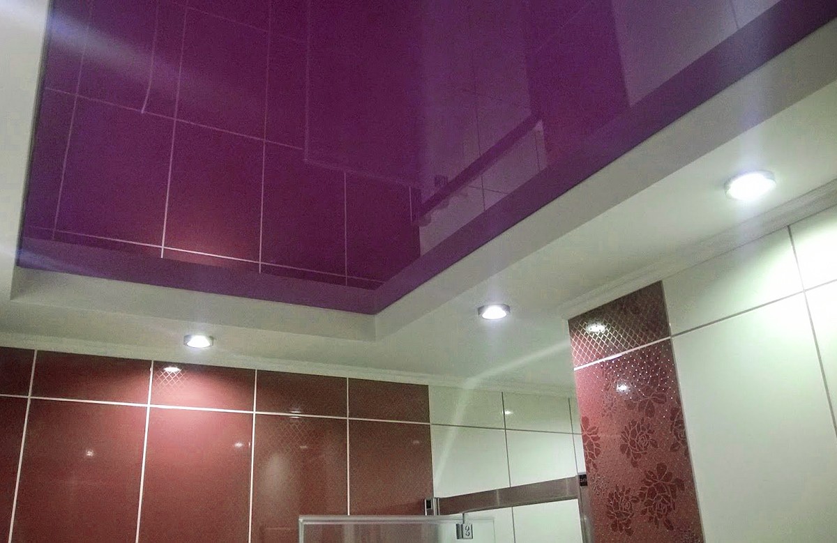 Баклажанный глянцевый натяжной потолок в ванной