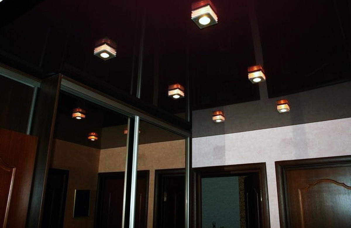 Глянцевый натяжной потолок цвета венге со светильниками