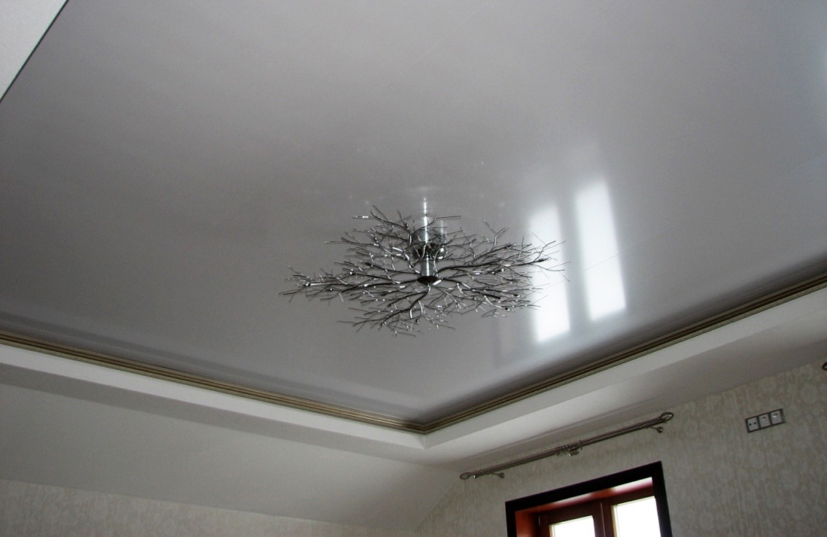 Глянцевый натяжной потолок цвета металлик в комнате