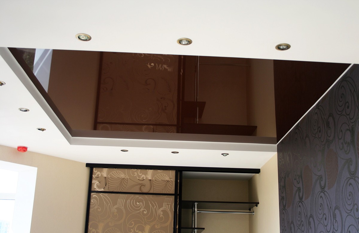 Шоколадный глянцевый натяжной потолок в гипсокартонной конструкции