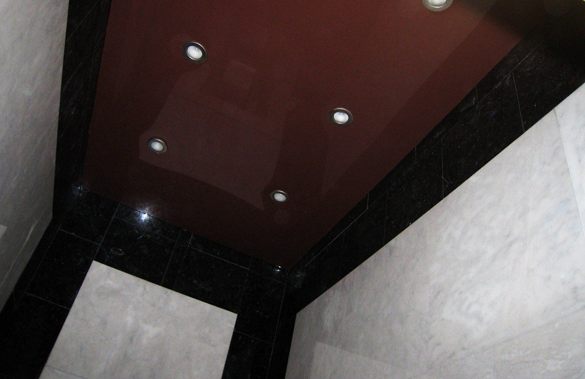 Шоколадный глянцевый натяжной потолок со светильниками