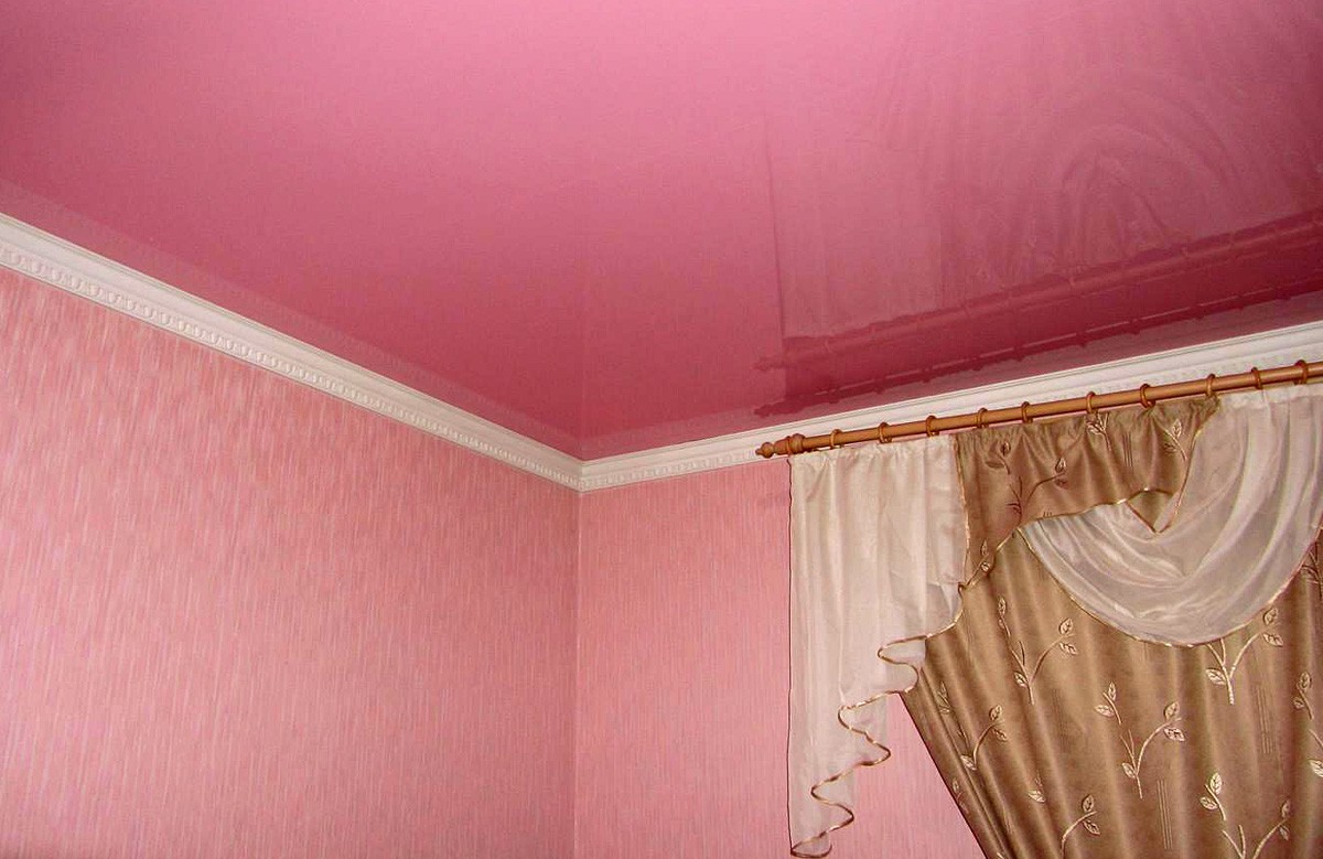 Розовый глянцевый натяжной потолок в комнате