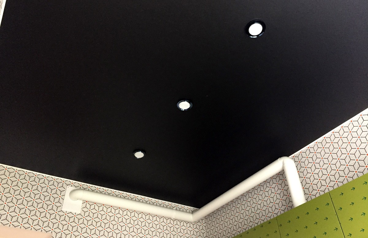 Чёрный сатиновый натяжной потолок со светильниками