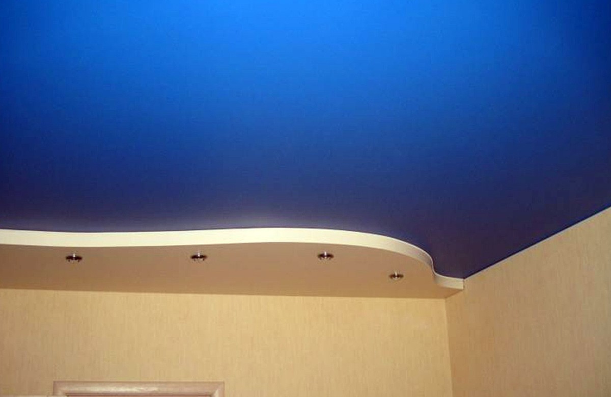 Синий матовый двухуровневый натяжной потолок с четырьмя светильниками