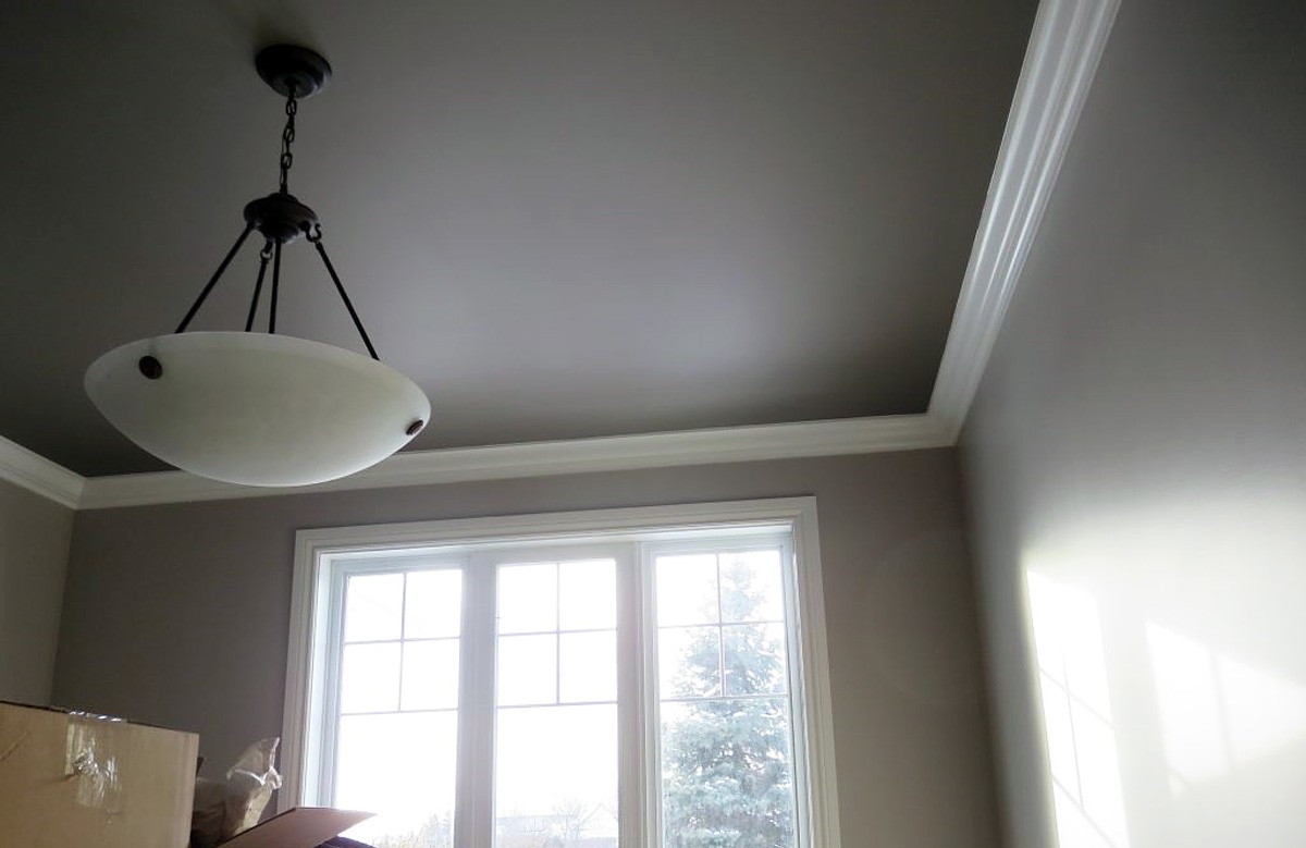 Серый сатиновый натяжной потолок с люстрой