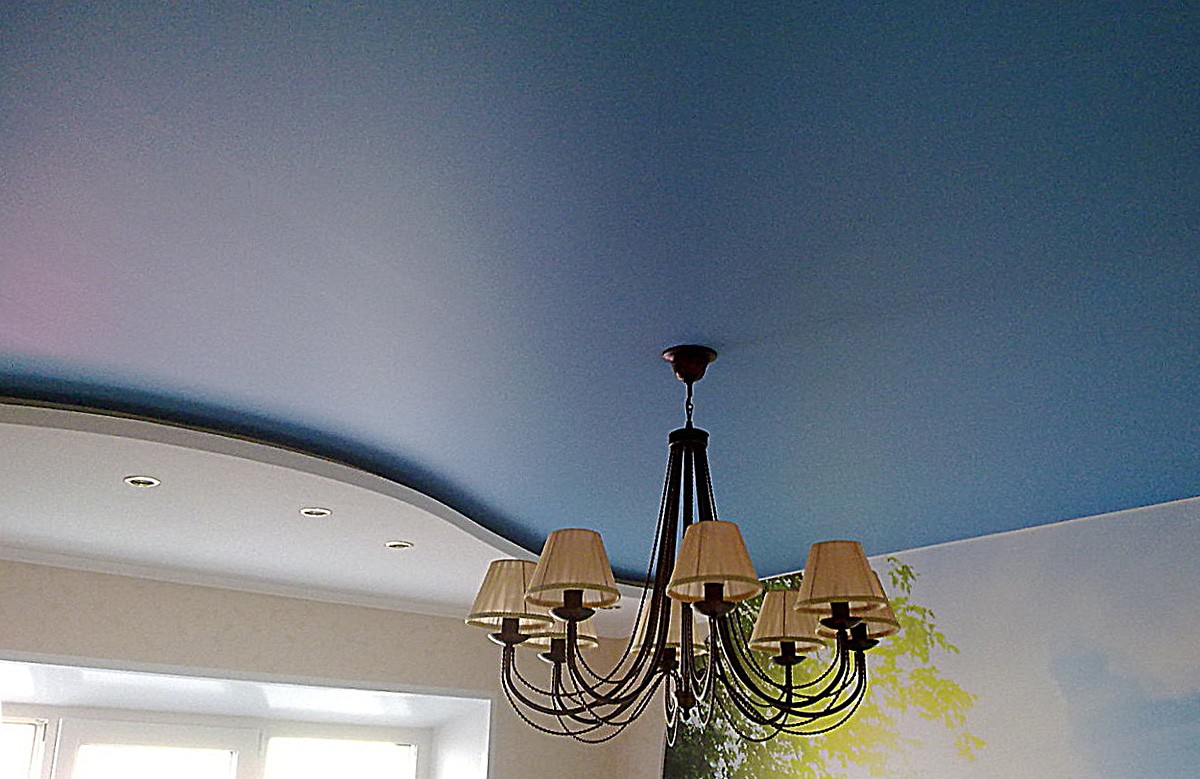 Синий сатиновый натяжной потолок к комнате