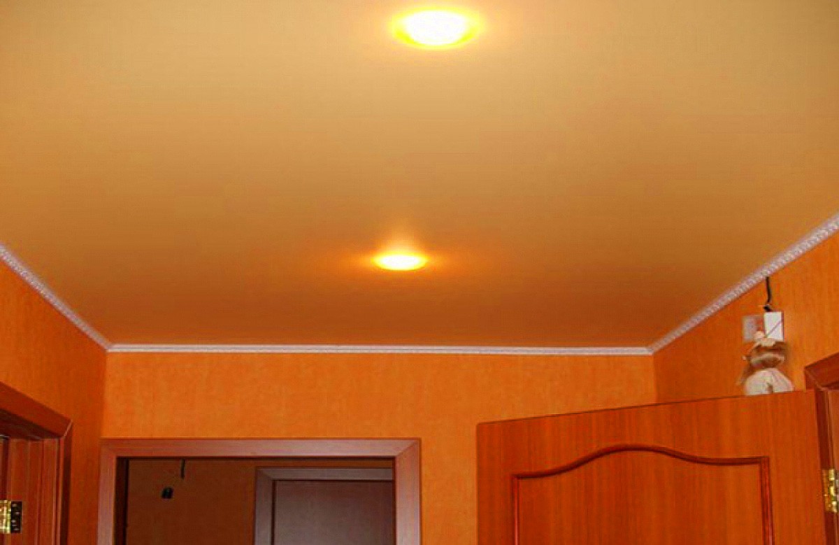 Оранжевый сатиновый натяжной потолок
