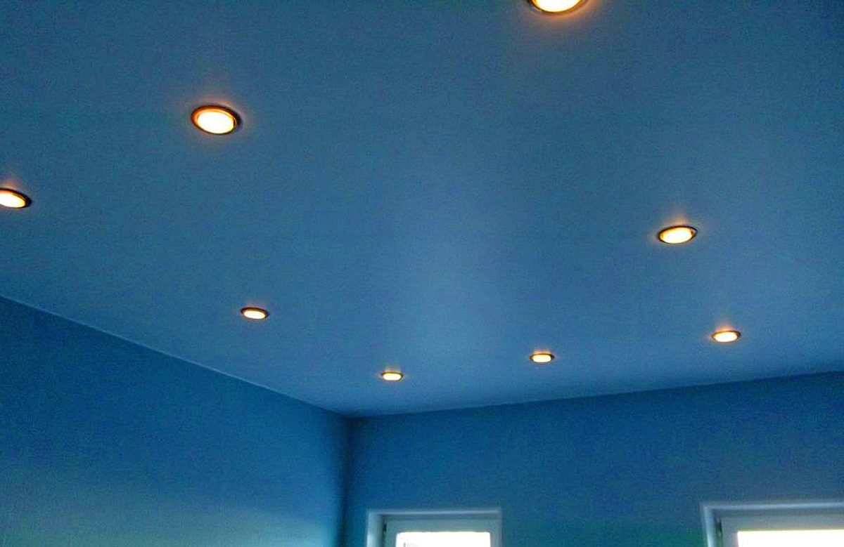 Синий сатиновый натяжной потолок со светильниками