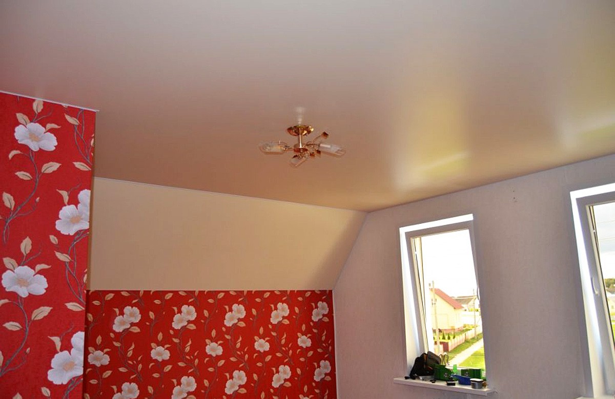 Молочный сатиновый натяжной потолок в комнате