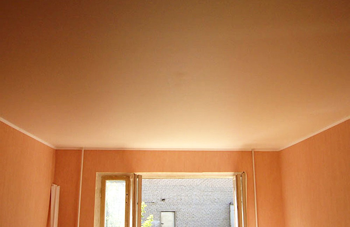 Персиковый матовый натяжной потолок