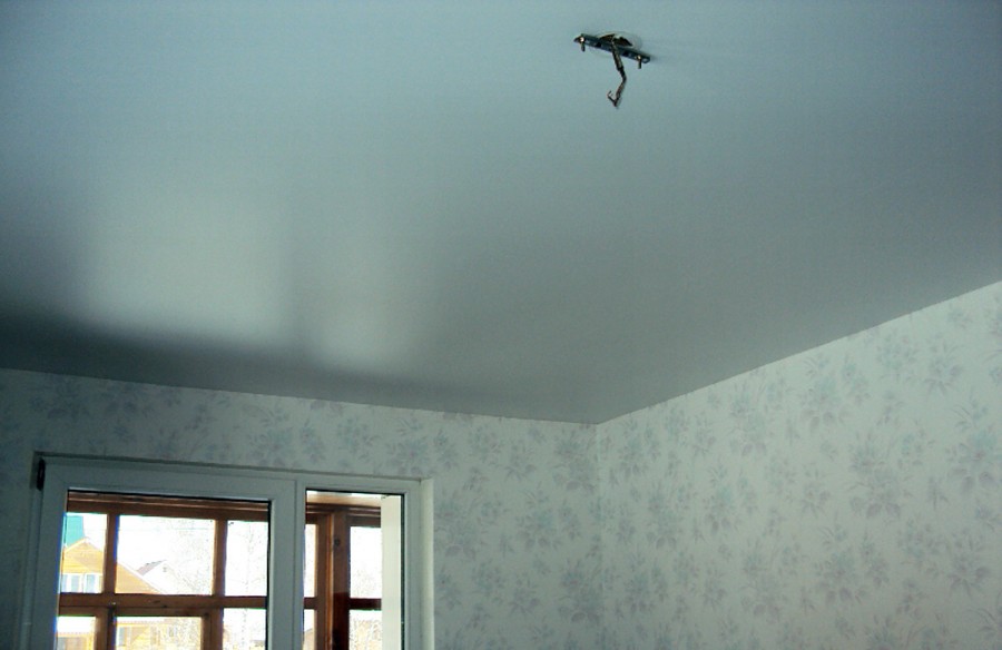 Серый сатиновый натяжной потолок в комнате