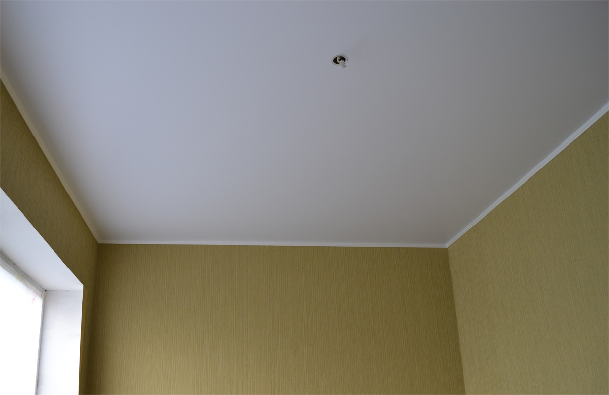 Натяжной двухуровневый натяжной потолок фото белый